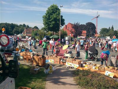 Grote rommelmarkt in de dorpskern van Emblem.
