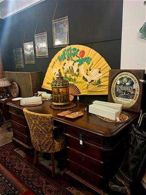 Rommelmarktdozen aan € 5,00, strips, lp’s, boeken, kleding, decoratie.