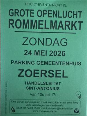 Grote openlucht rommelmarkt op de parking van het gemeentenhuis in Zoersel.