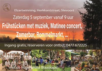 Frühstück rommelmarkt met blaasmuziek